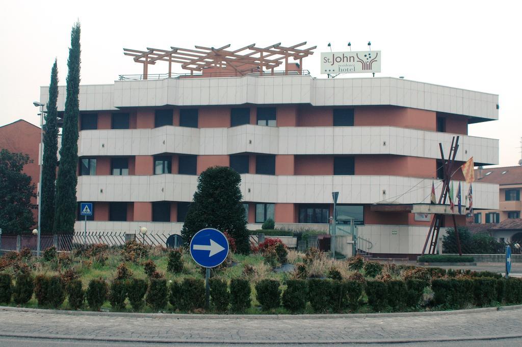 Hotel St John Дезио Экстерьер фото